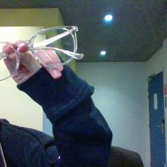 Glasses +chemise carré + couverture polaire+drap, as reported by MEININGER Hotel Lyon Centre Berthelot using iLost