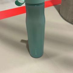 Láhev na vodu Blue Domyos, jak nahlášeno TU/e - Receptie Neuron pomocí iLost