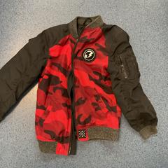 Jaqueta, segons ha informat Breng Arnhem mitjançant iLost