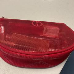 حقيبة مكياج، كما تم الإبلاغ عنه بواسطة Breng Arnhem عبر iLost