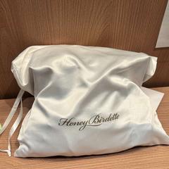 Saco met verschillende kledingstukken er in, como reportado por Van der Valk Hotel Deventer utilizando o iLost