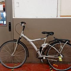 Sykkel B-twin Metaliek grijs, som rapportert av Fietsdepot Hasselt ved bruk av iLost