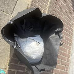 Zwarte Bijenkorftas, amint azt az iLostnak jelentették.