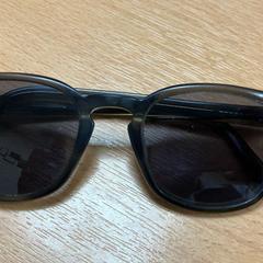 Óculos de sol, como reportado por Sheraton Brussels Airport Hotel utilizando o iLost