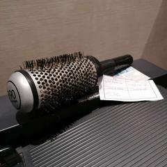 Brosse chauffante black, a été signalé par The Dominican utilisant iLost