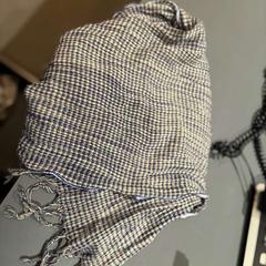 Schal Grijs met wit, gemeldet von Van der Valk Hotel Deventer über iLost