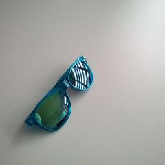 Lunettes de soleil, a été signalé par Twisto utilisant iLost