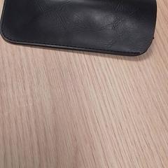 Portaocchiali con occhiali, come riportato da Qbuzz Fryslân utilizzando iLost
