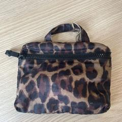Panter tasje met persoonlijke eigendommen، كما تم الإبلاغ عنه عبر iLost