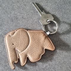 sleutel met leren hanger in de vorm van olifant, som rapportert til iLost