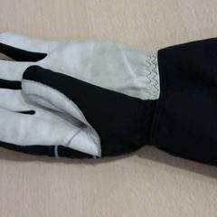 Handschoenen Zwart/witte handschoenen がiLostで Walibi Holland によって報告されました