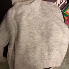 Pulóver Grey, amint azt KABUL à GoGo / Teatro az iLost segítségével jelentette.