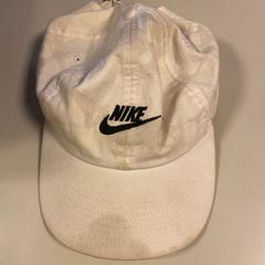 Petje Wit Nike petje, gemeldet von Pathé Tuschinski über iLost