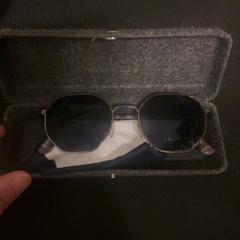 Gafas de sol Suede case, ha sido reportado por KABUL à GoGo / Teatro con iLost