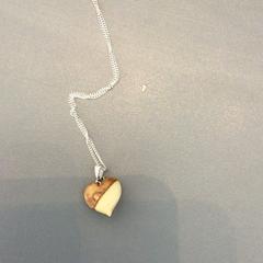 Necklace Wood & Heart, as reported by MEININGER Hotel Amsterdam Amstel using iLost
