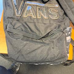 Zaino zwarte vans rugzak, come riportato da Arriva Infoshop Enschede utilizzando iLost