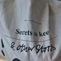 Tasje met kleding creme met zwarte stippen, som rapportert av Haven Hotel Rotterdam ved bruk av iLost