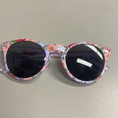 サングラス bloemetjes がiLostで Burgers' Zoo によって報告されました