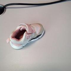 Scarpa bébé, come riportato da Twisto utilizzando iLost