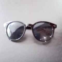 Des lunettes de soleil Zwart, a été signalé par Apenheul utilisant iLost