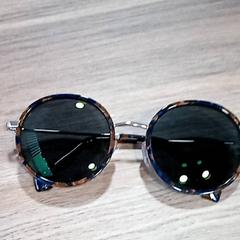 Des lunettes de soleil, a été signalé par CARS HANGARD utilisant iLost