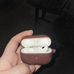 Airpods in a burgundy case, iLost에 보고됨