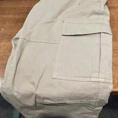 Pantaloni Beige cargo pants Bershka, come riportato da Leonardo Hotel Amsterdam Rembrandtpark utilizzando iLost