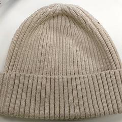 Kleding - Beige muts met gouden glitters., a été signalé par Centraal magazijn utilisant iLost