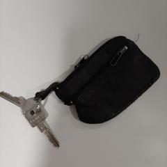 Schlüsselbund 2 Schlüssel an Schwarzer Mappe, iLost를 사용하여 Wilmering Brinkum에 보고됨