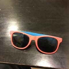 Óculos de sol, como reportado por Qbuzz U-OV utilizando o iLost