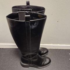 Boots Black, rapporterat av Ramada by Wyndham Amsterdam Airport Schiphol med iLost