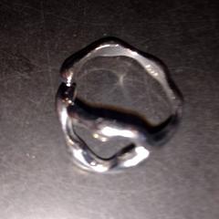 Anel zilverkleurig, como reportado por TivoliVredenburg utilizando o iLost