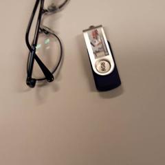 Chiavetta usb & Bicchieri, come riportato da Zuyderland MC Sittard-Geleen utilizzando iLost