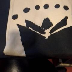 T shirt Creme wit, a été signalé par TivoliVredenburg utilisant iLost
