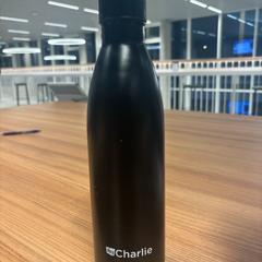 물 병 black, iLost를 사용하여 Vrije Universiteit Brussel (VUB)에 보고됨