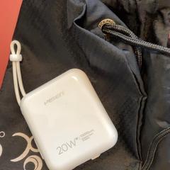 Cargador & Mochila , segundo informou MEININGER Hotel Berlin Alexanderplatz usando iLost