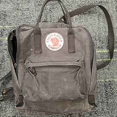 Rugtas Zwart fjallraven, segons ha informat Connexxion Noord Holland Noord Hoorn mitjançant iLost