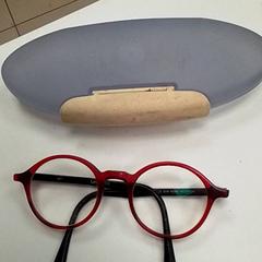 Etui à lunettes avec lunettes, a été signalé par ilévia utilisant iLost