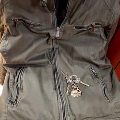 メンズジャケット & キーチェーン がiLostで IKEA Paris Nord Roissy によって報告されました