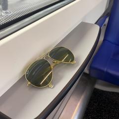 Zonnebril Ray Ban goud, amint azt az iLostnak jelentették.