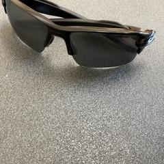 Des lunettes de soleil schwarz, a été signalé par Schönbrunn "Group Center" utilisant iLost