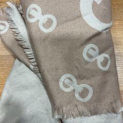 Šátek shawl, jak nahlášeno Designer Outlet Roosendaal pomocí iLost