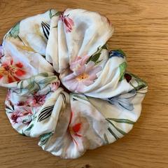 Hlavový pás Florales Muster, ako bolo nahlásené Schönbrunn "Group Center" pomocou iLost