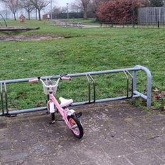 Een klein roze fietsje, 16inch wielen., come riportato a iLost