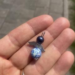 Oorbel zilverkleurig met blauwe bol، كما تم الإبلاغ عنه عبر iLost