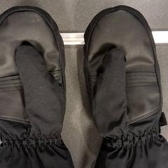 Eskularruak Zwart, gisa salatu by Breng Nijmegen iLost erabiliz