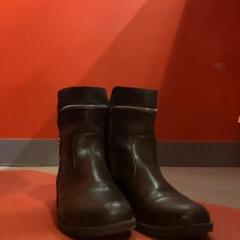 Shoes Brow, as reported by MEININGER Hotel Bordeaux Gare Saint-Jean using iLost