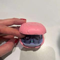 Samsung Buds Pro earplugs, a été signalé par MEININGER Hotel Bruxelles Gare du Midi utilisant iLost