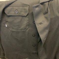 Brusa zwart, segons ha informat Eindhoven Airport mitjançant iLost