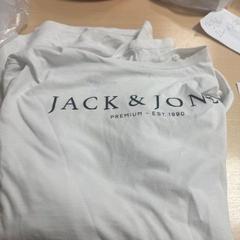 Košeľu Wit Jack & Jones, ako bolo nahlásené DoubleTree by Hilton Rotterdam Centre pomocou iLost